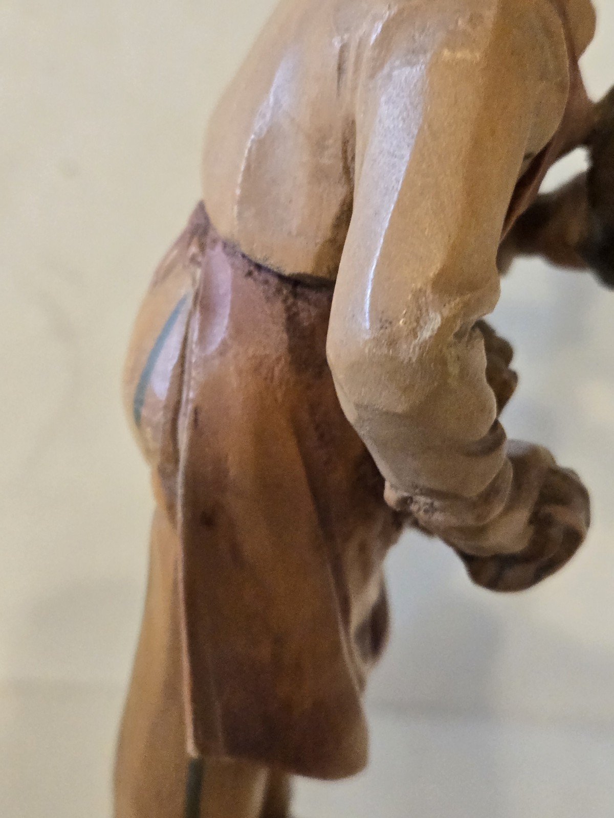 Wood Carved Sculpture Man Cleaning Shoes 7″ Tall Beautifully Detailed Vintage