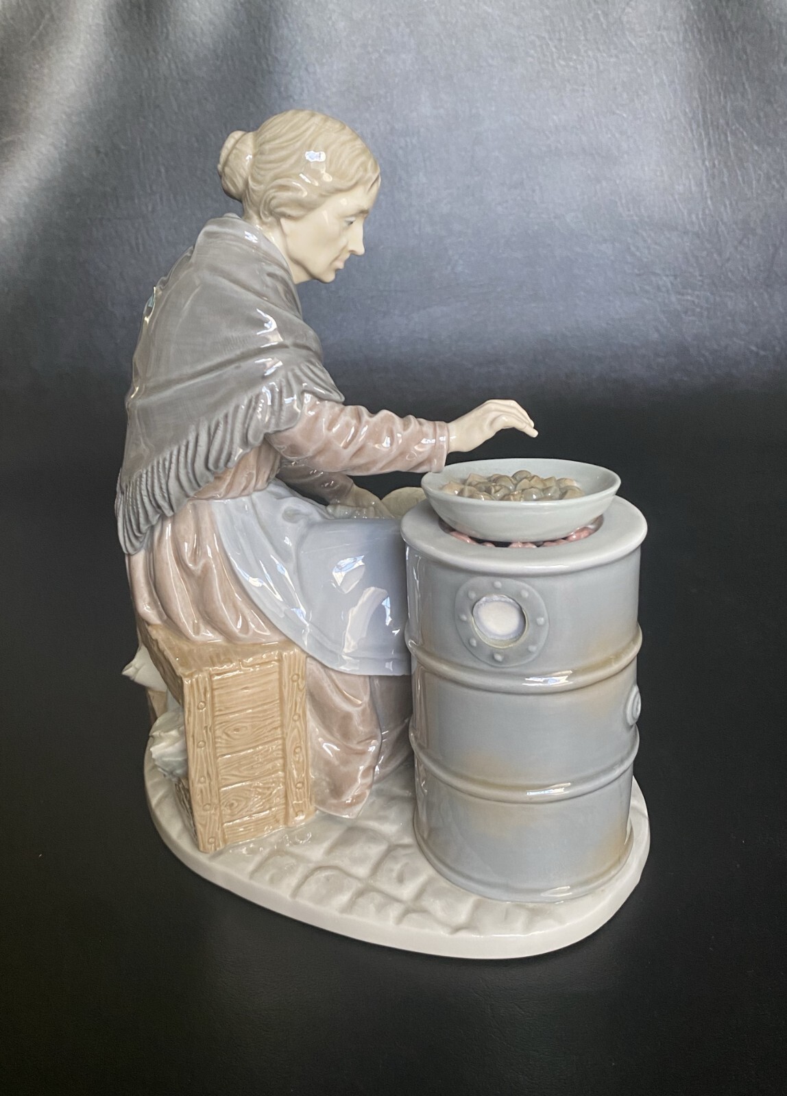Lladro 1373 CHESTNUT SELLER street merchant old lady, retired 1981 – 9.5 inch
