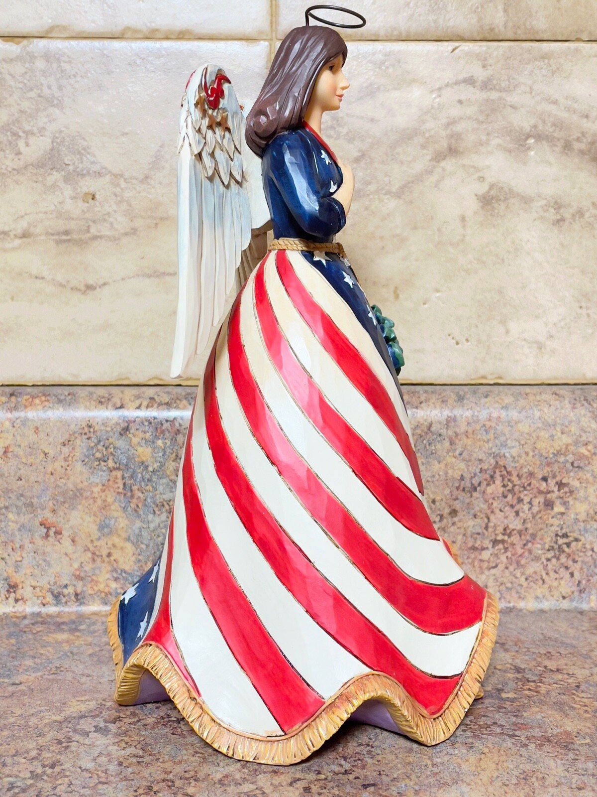 ENESCO JIM SHORE HEARTWOOD CREEK PATRIOTIC ANGEL WITH FLAG DRESS 6001084 JDL