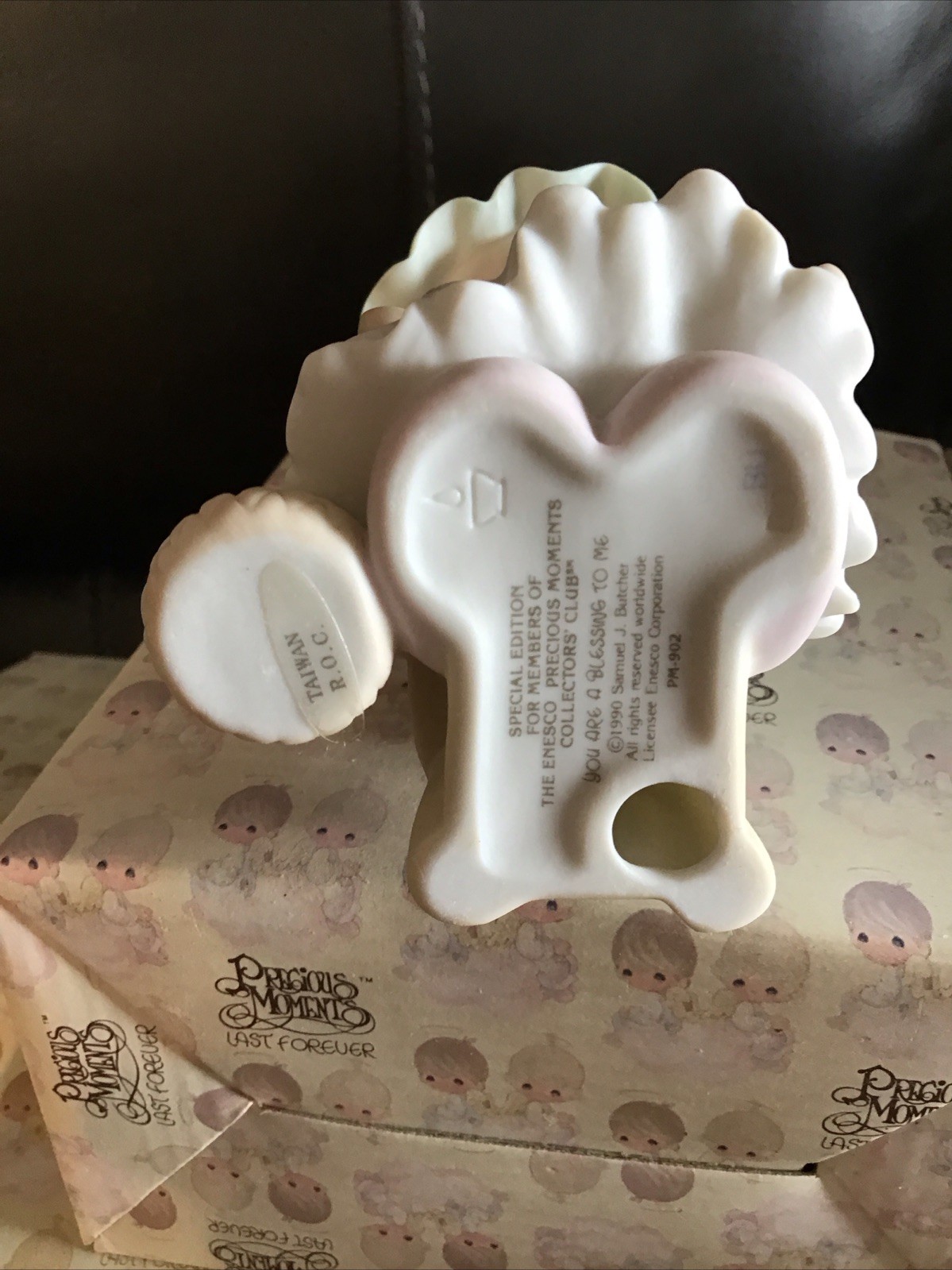 Precious Moments #PM902 – You are a blessing to Me – 1990 Members Only Figurine