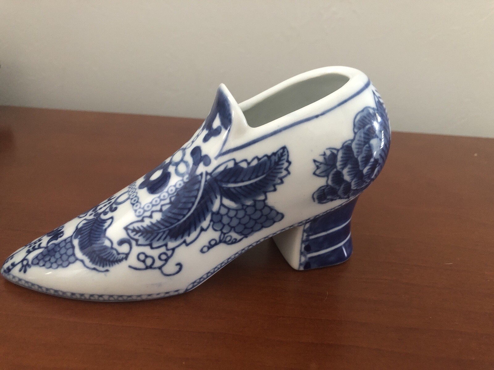 BLUE AND WHITE CERAMIC PORCELAIN DECORATIVE SHOE China Vase Jewelry Box
