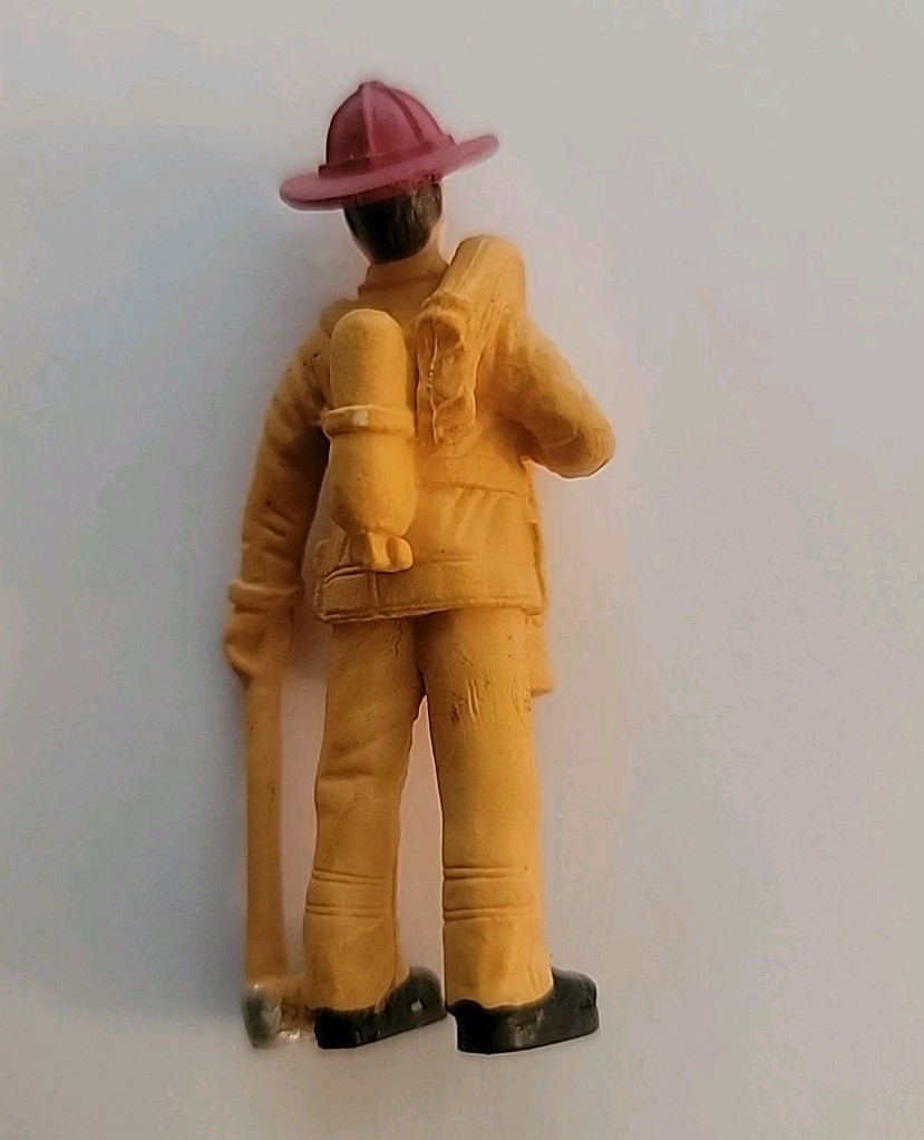 2.25″Fireman Firefighter Figurine Model Diorama Scenery Photography 1:32