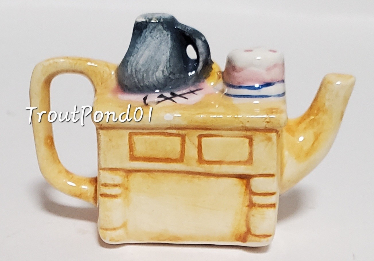 Lot 10 Red Rose Mini Ceramic Teapots Time for Tea Roseville Inventions 1996-99