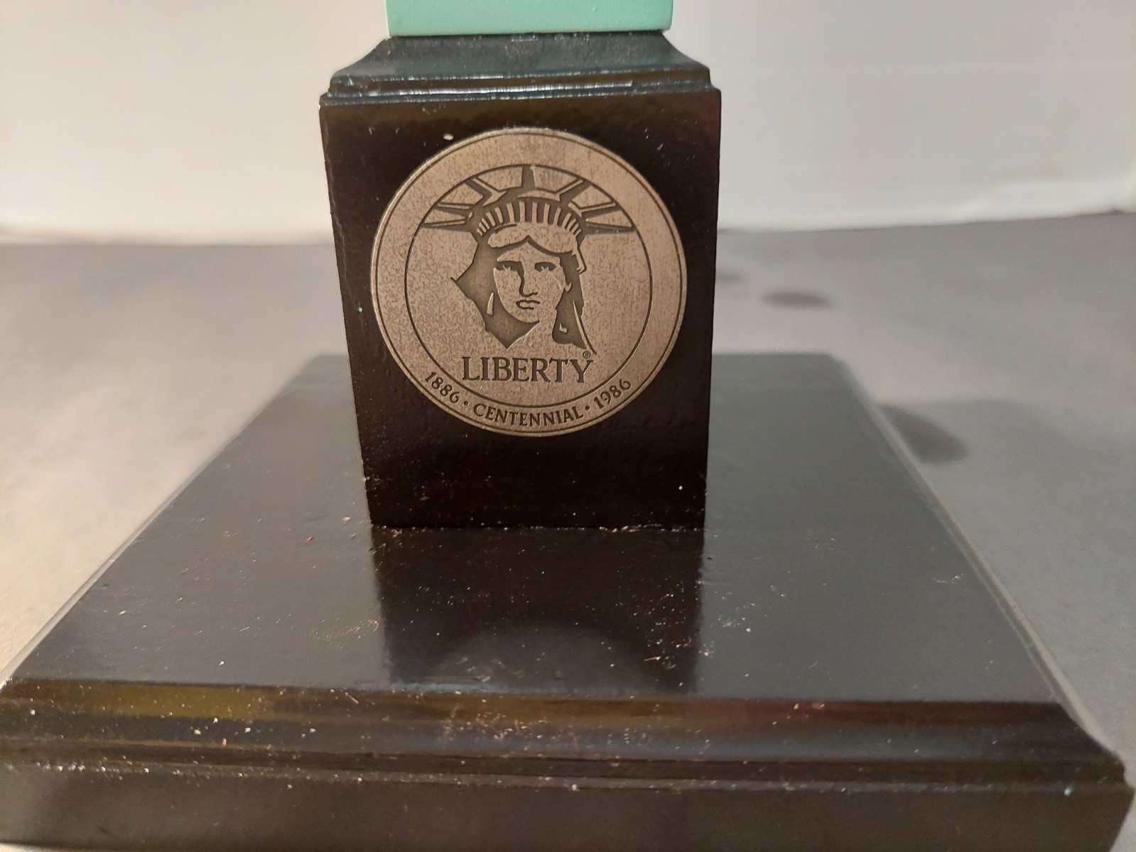 1986 Danbury Mint Statue Of Liberty Figurine W/Commemorative Coin On Wood Base