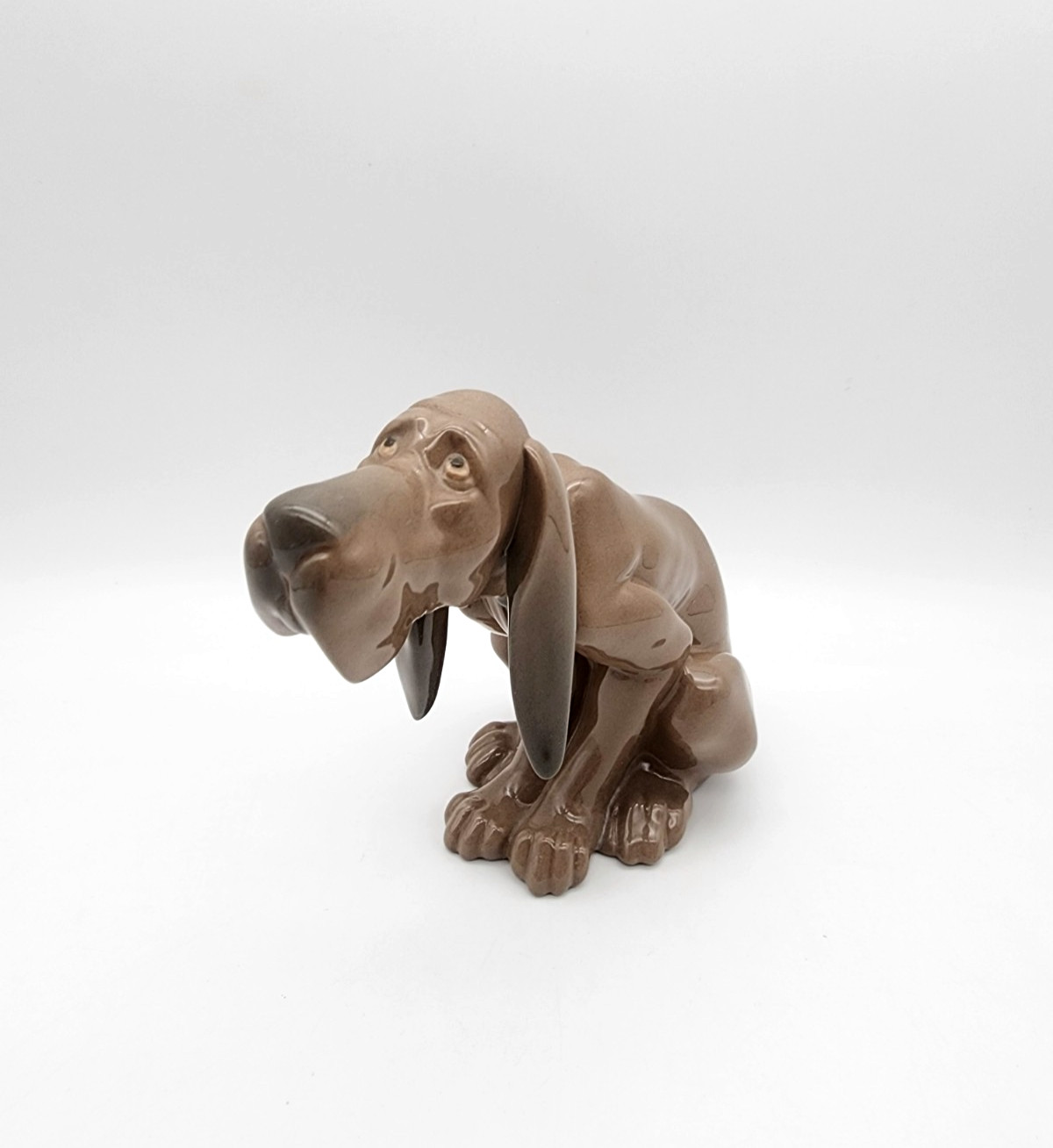 RETIRED LLADRO #5111 “TIMID DOG” SITTING BLOODHOUND 5″ GLOSSY FIGURINE EXCOND.!!