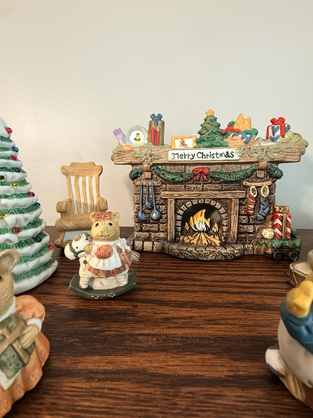 1995 Christmas Decorative Outfit – 11 Piece Light-Up Fireplace/Mouse Family Set