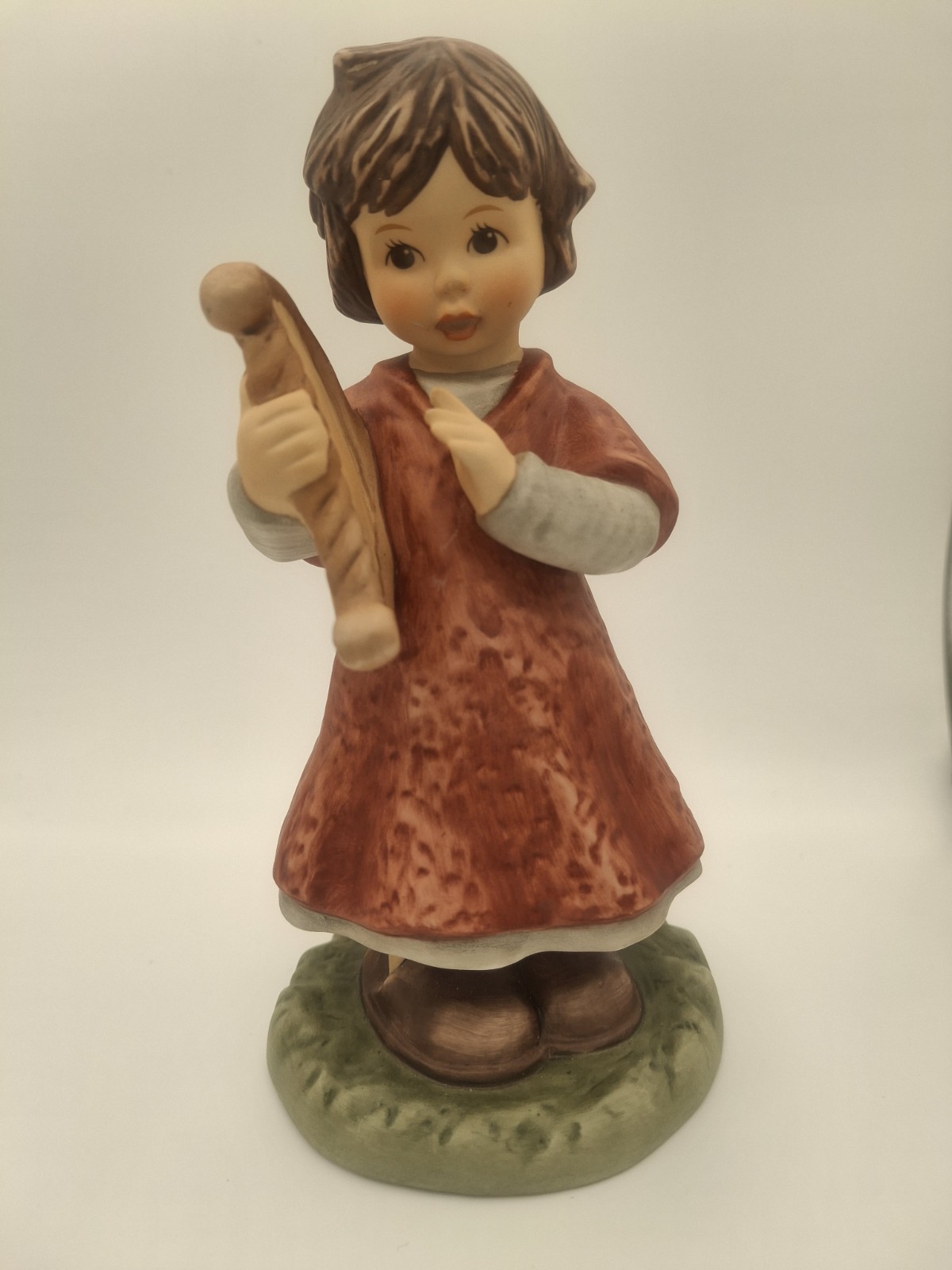 2001 Berta Hummel Figurine “Hark! The Herald Angels Sing” – Goebel Thailand