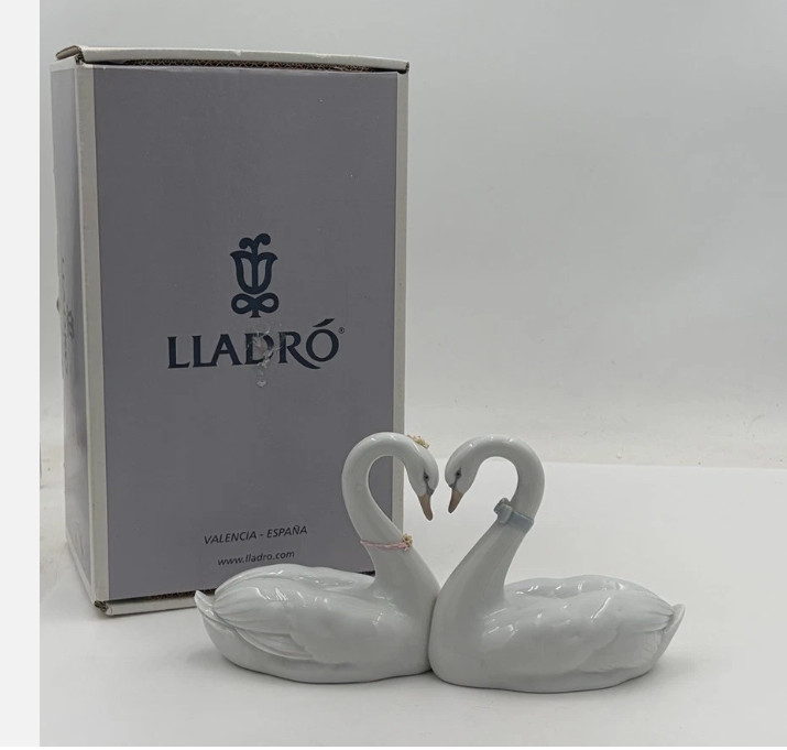 Lladro 01007049 Endless Love (Re-Deco) – P4327(box is not in good condition)