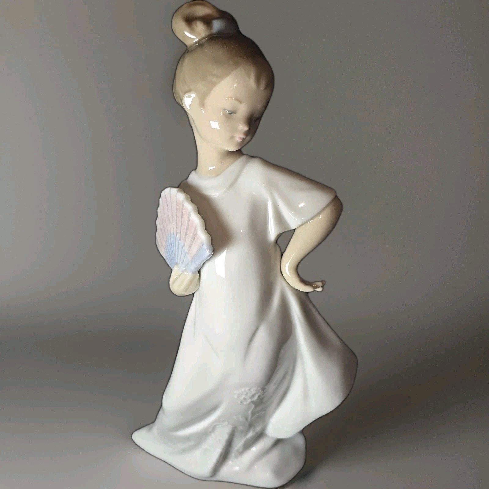RARE NAO Daisa Spain I’m Pretty Young Girl With Fan RETIRED 2003 Figurine #1455