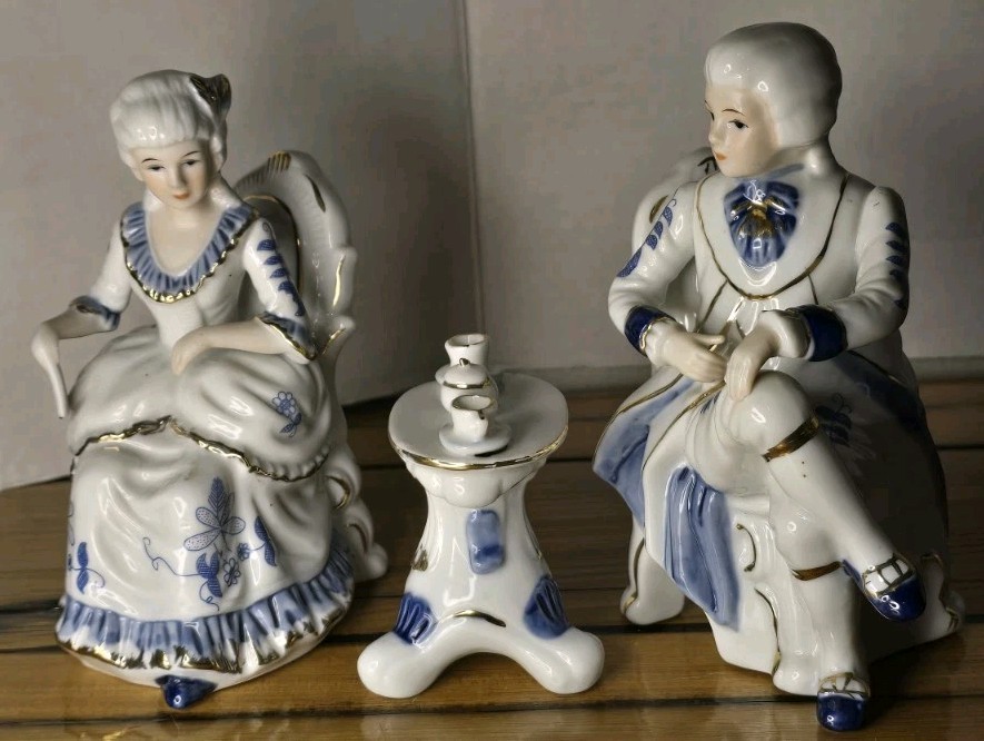 Vintage Porcelain Colonial Couple Figurine Set – Blue & White Gold Trim – 3pc