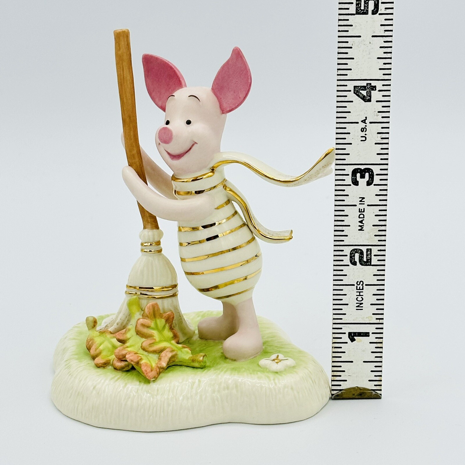 Lenox Walt Disney Showcase Piglet’s Clean Sweep Figurine Winnie The Pooh NEW COA