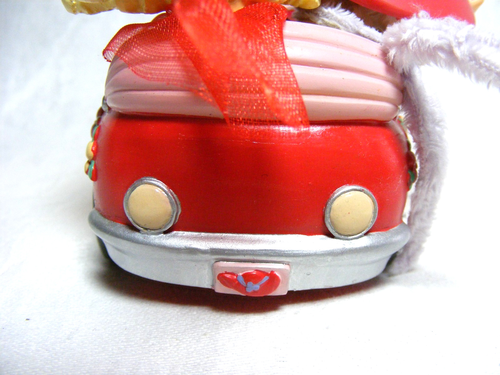 2005 Precious Moments Figurine No. 09-00574-004 Live Life Outside The Hatbox L-2