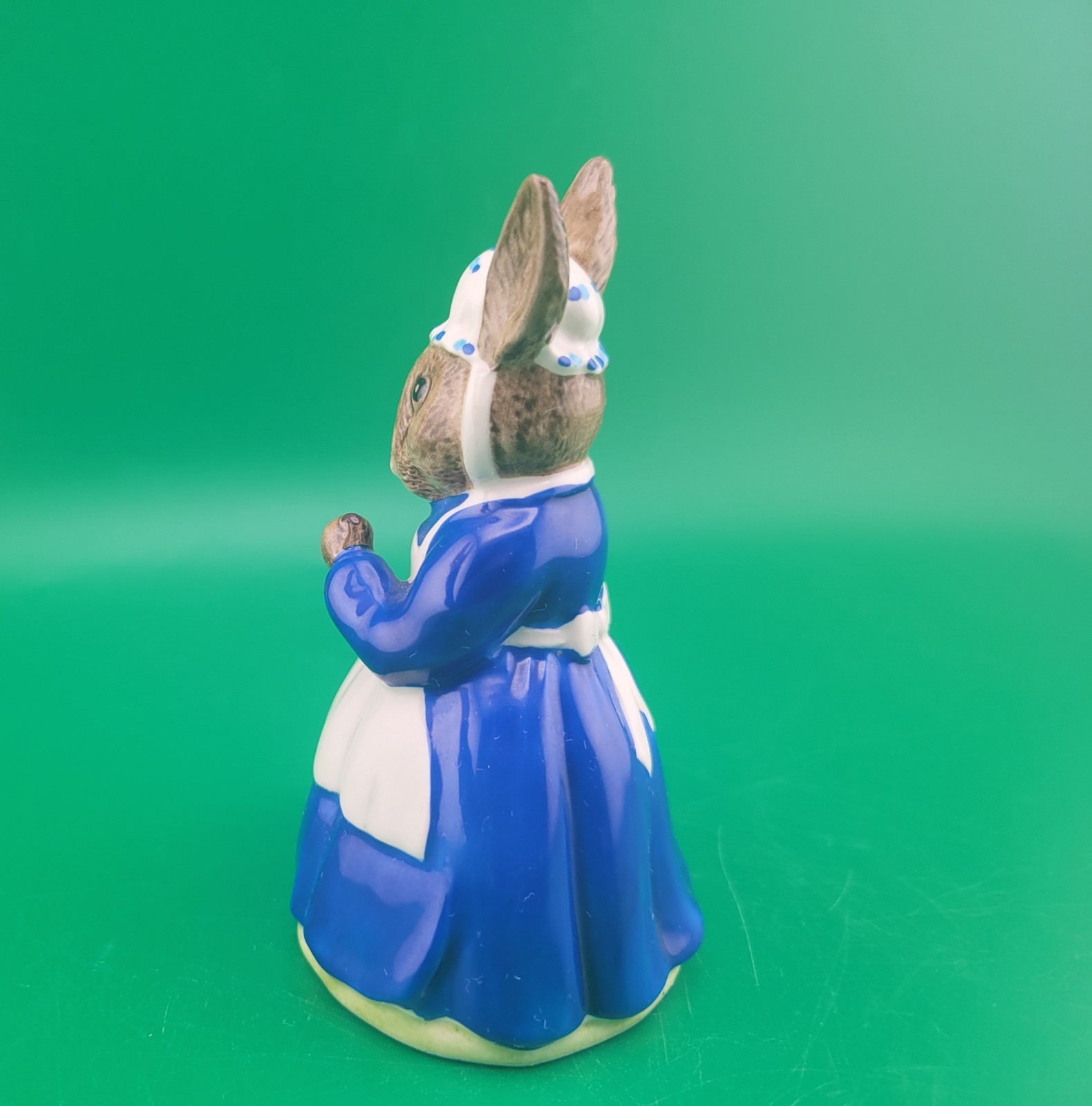 Vtg 1972 Royal Doulton Mrs. Bunnykins Clean Sweep Figurine DB6 England Unboxed