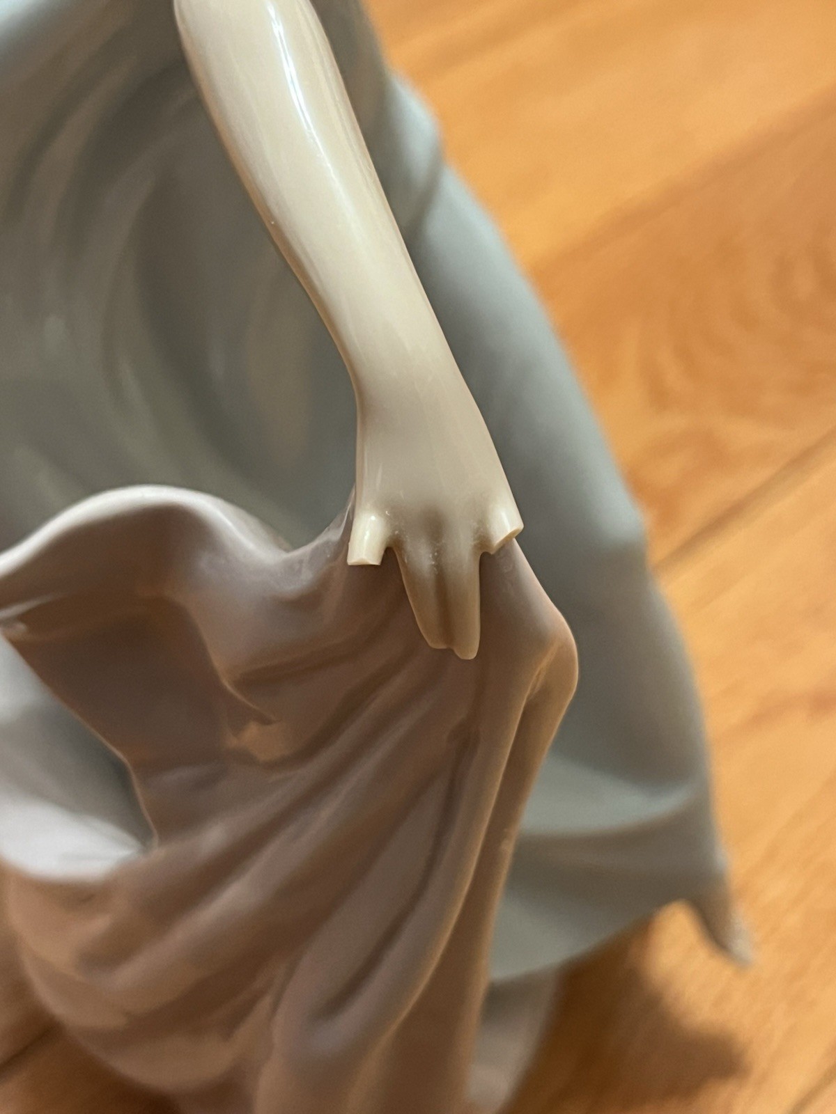 Beautiful! LIadro May Dance 9″ tall 5662 REDUCED BC Finger Damaged See Pics
