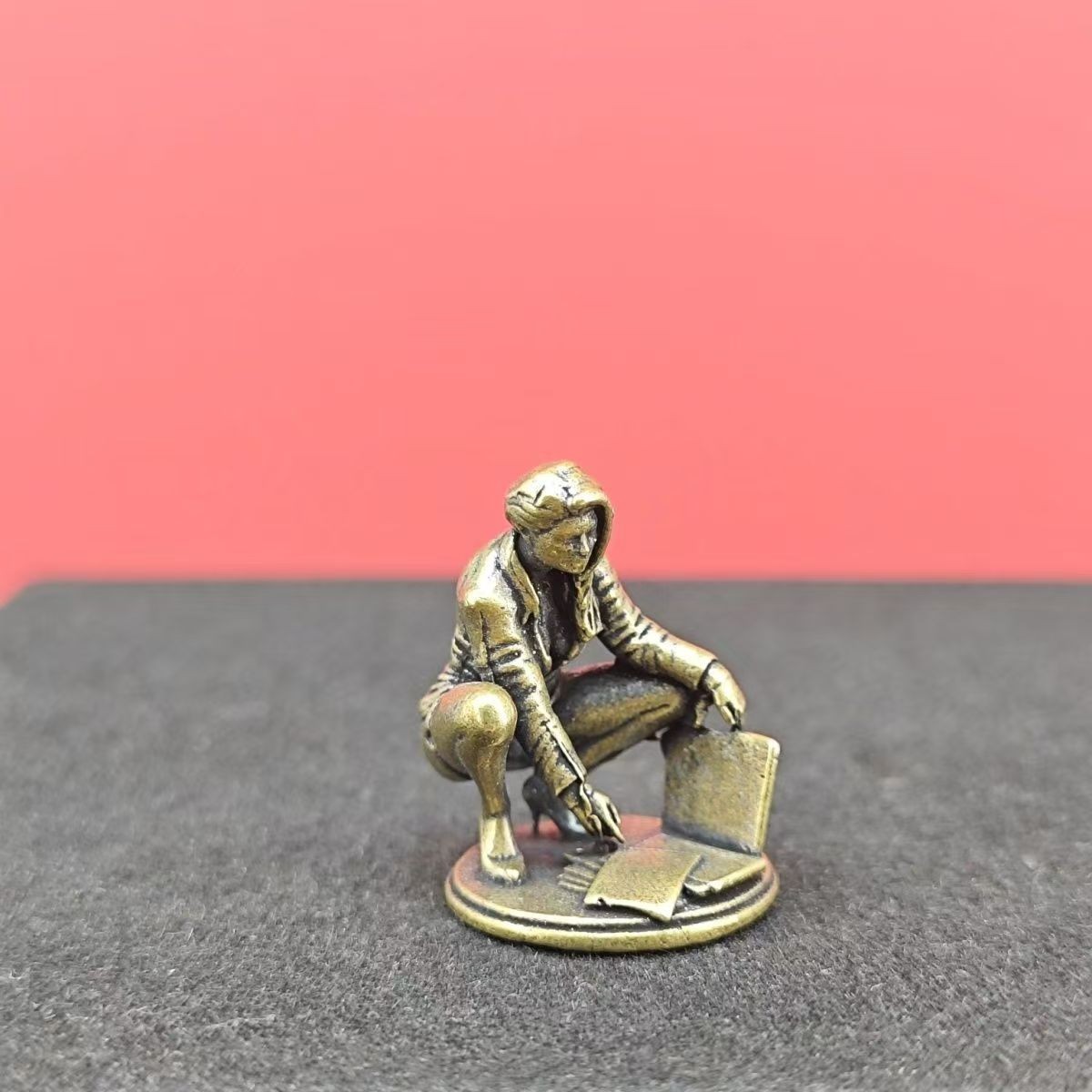 Retro brass squatting white-collar girl model 1/43 puppet statue figurine