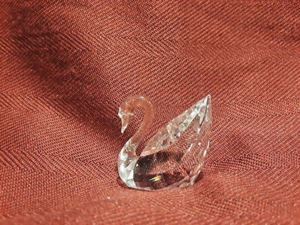 Beautiful faceted Swarovski Crystal Swan Figurine, Retired in 2004 – 1.5″ Tall
