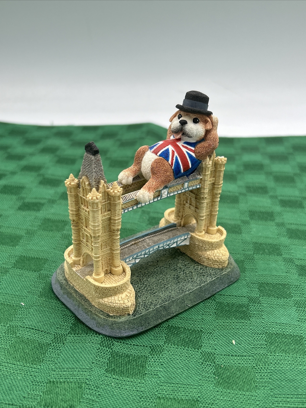 Enesco Winston’s Britain Winston Travels to the Tower Bridge Figure L3151