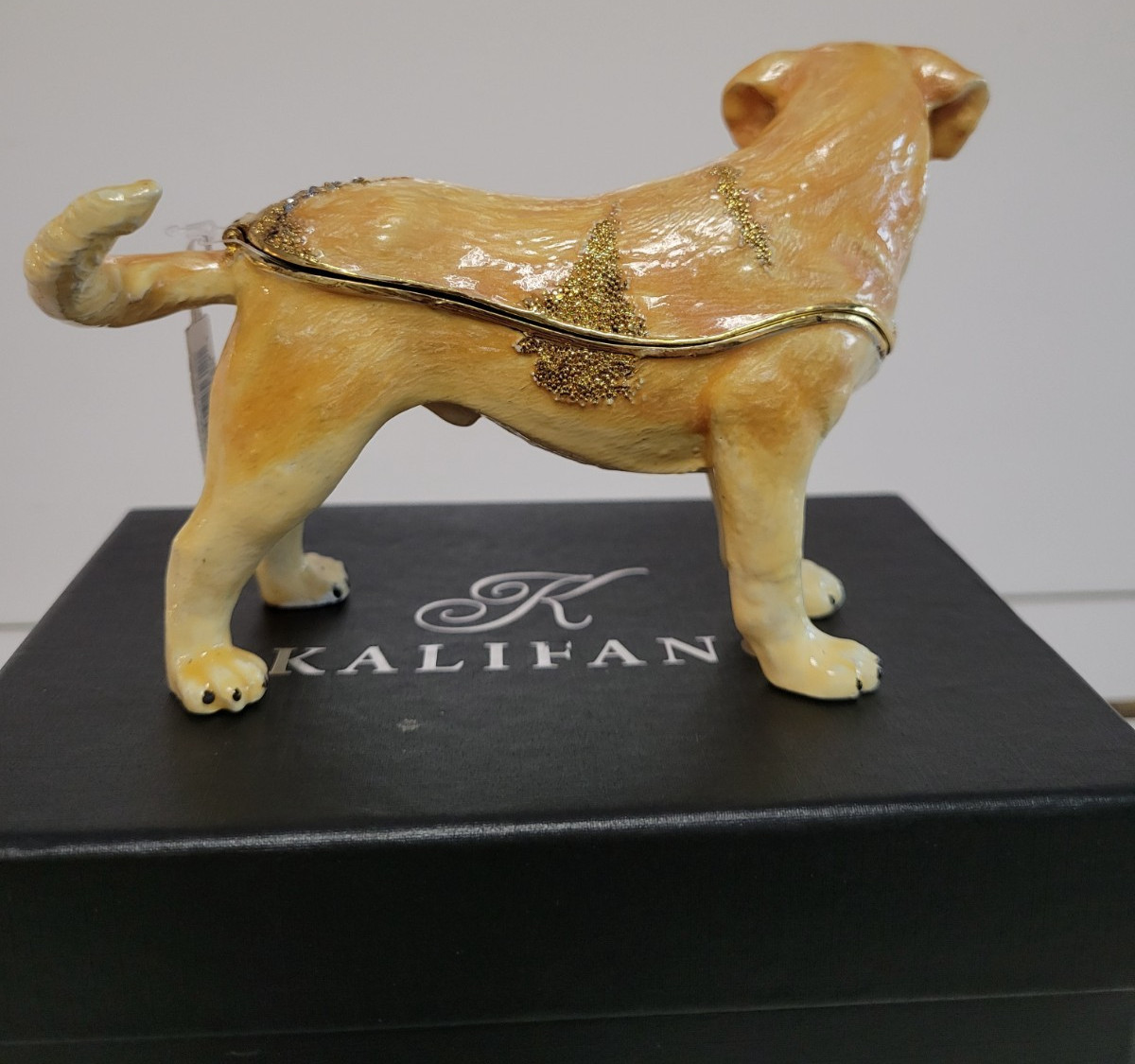 KALIFANO VANITY DOG FIGURINE WITH CRYSTAL AND GOLD TRIM 3.5 BY 5.25 INCHES