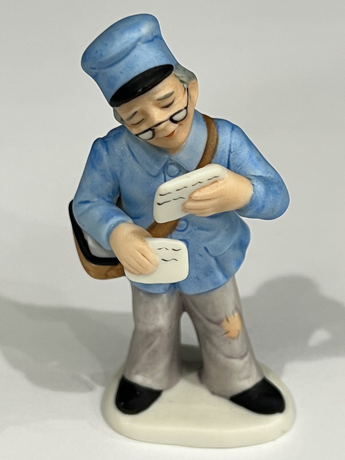 5 PERFECT LEFTON COLONIAL VILLAGE FIGURES REVEREND NUN PRIEST POSTMAN DOG HOUSE