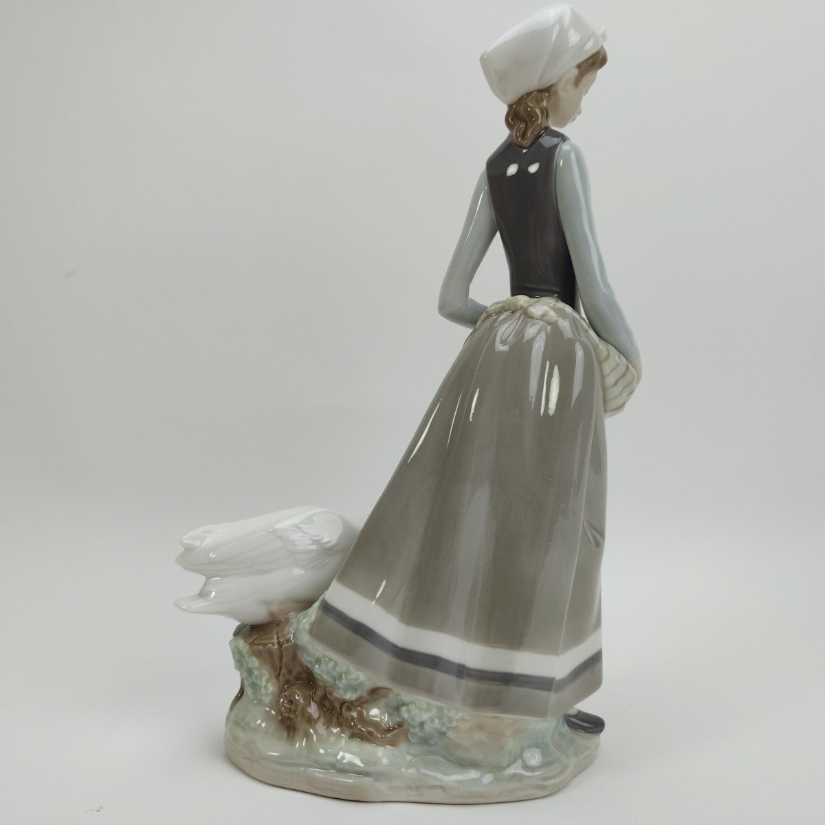 Lladro Girl with Goose in the Corral 4815 Porcelain Figurine 12.5″ En el corral