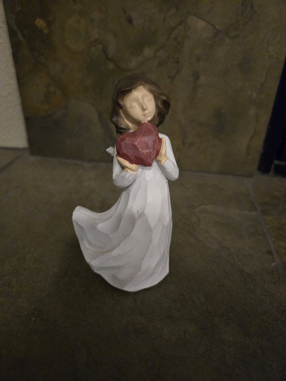 Hodao Hand-Carved Mother’s Day Resin Sculpture – Mom Figurine Holding Flowers