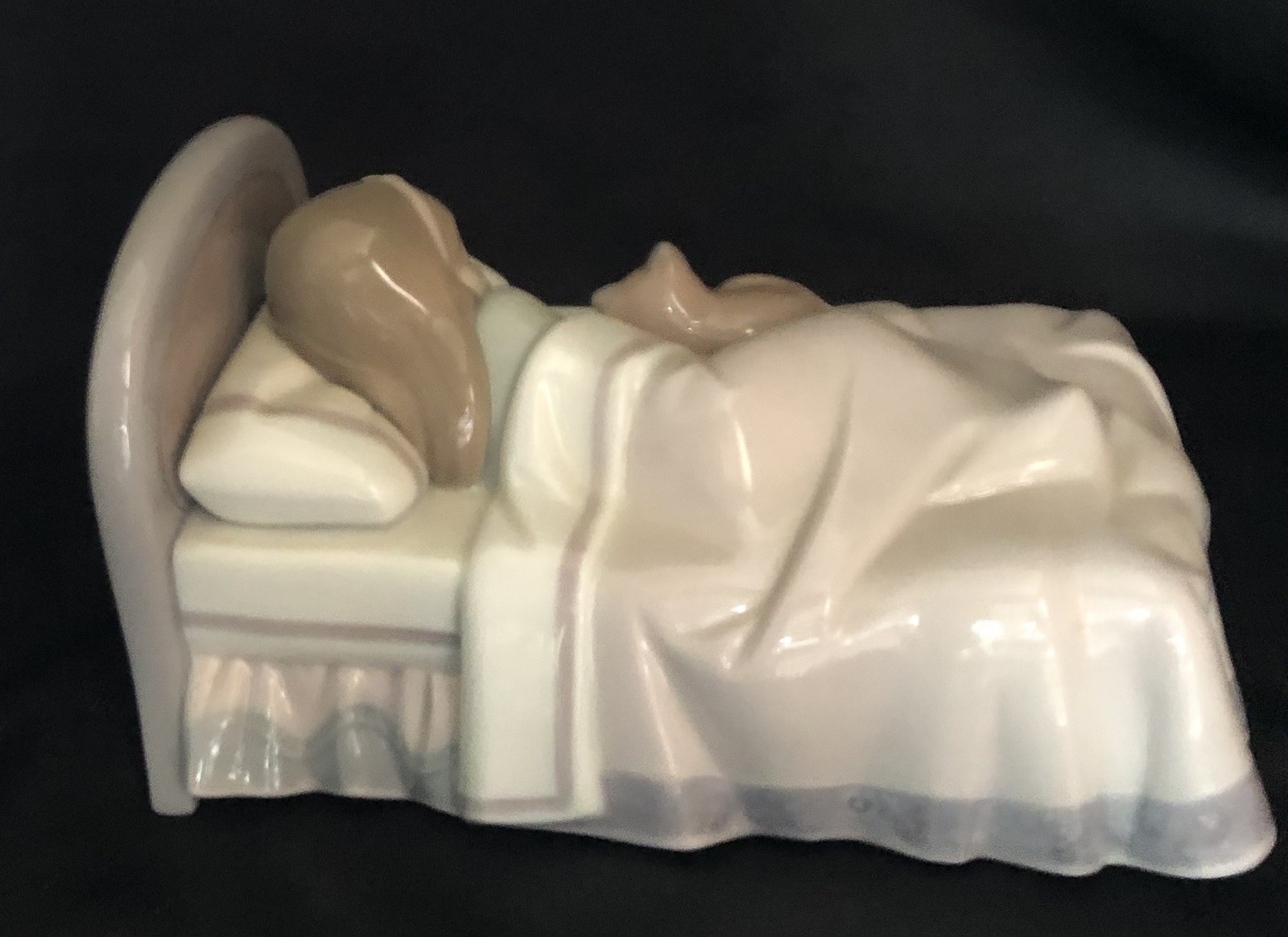 Lladro Figurine Cozy Companions Child And Kitten Cuddled In Bed