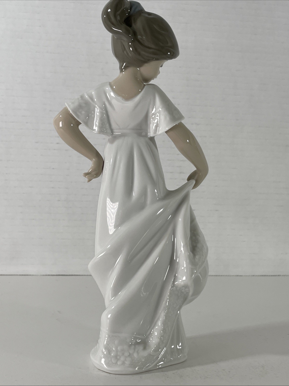 Vtg Lladro NAO Collectable Figurine – How Pretty – D 1110 Spain 1989