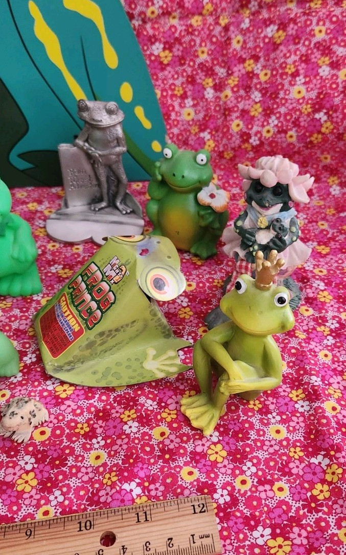 Collection 19 Green Frog Amphibian Figures Vintage & Modern Froggies Frogs