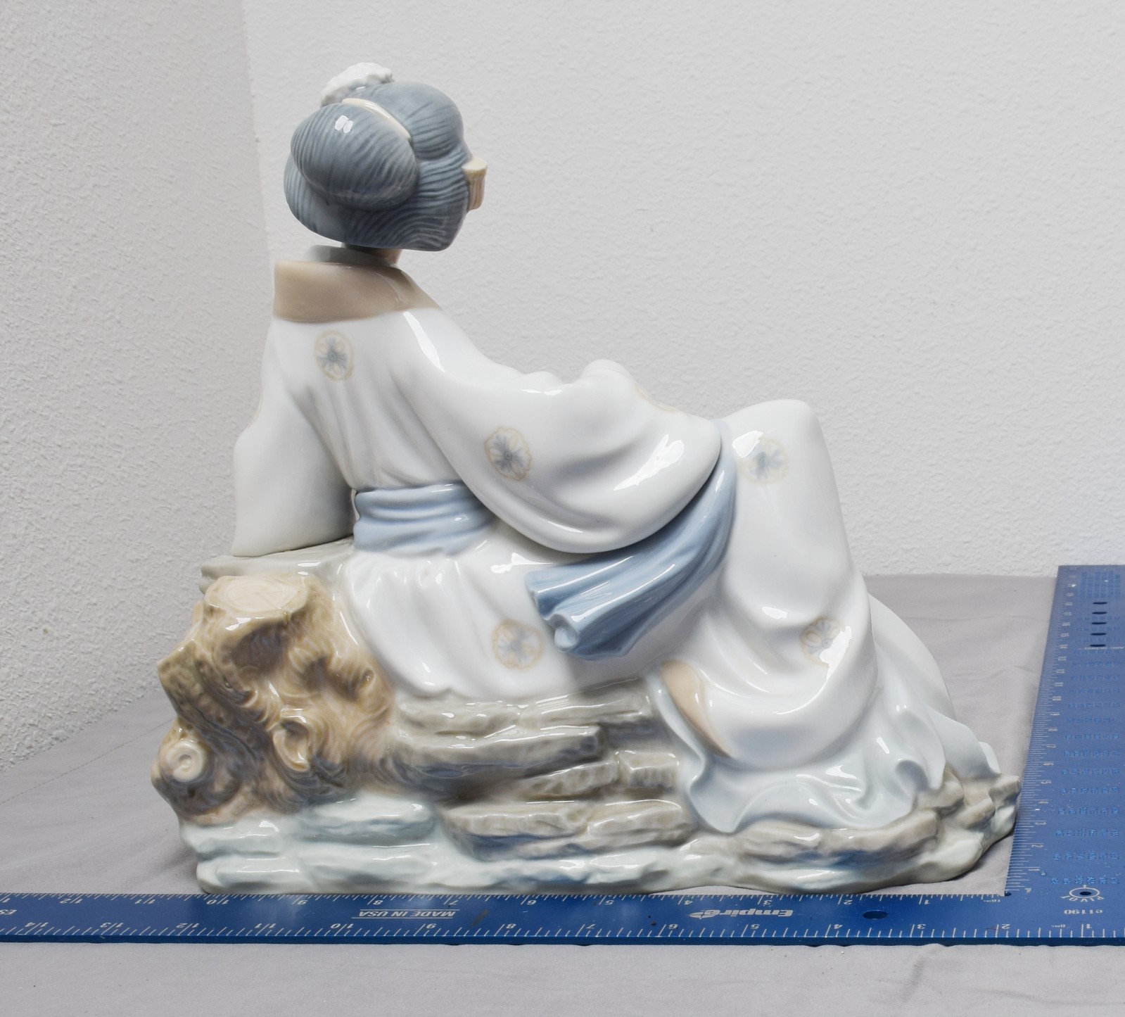 Nao Lladro ORIENTAL MELODY Geisha Girl Playing Shamisen #227 – Broken Instrument