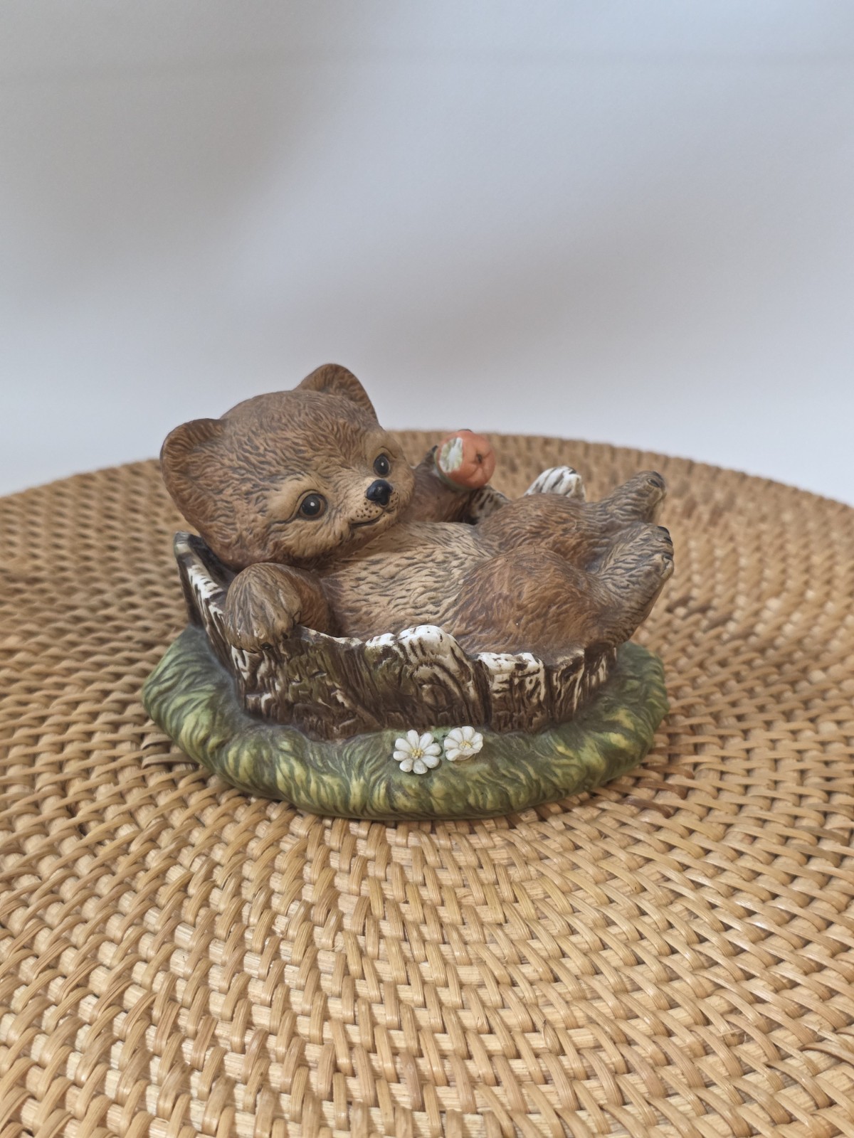 Vtg 1986 Homco Masterpiece Porcelain Bear Cub in Tree Stump Figurine Apple
