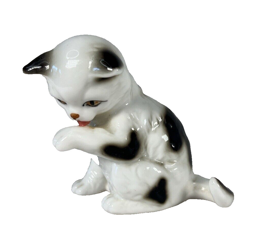 The Danbury Mint Fine Bone China Kitten Wash Time Cats of Character