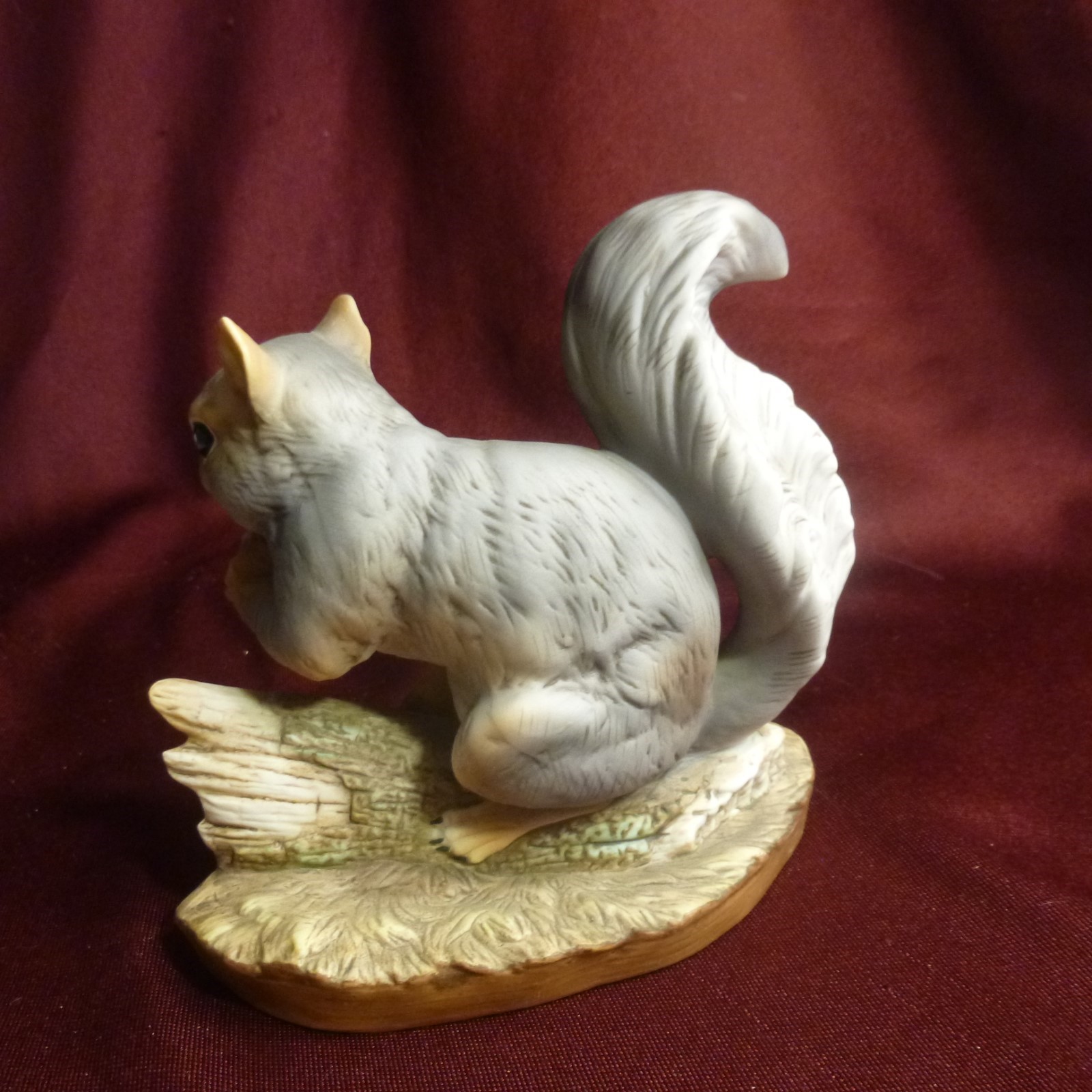 Vtg Squirrel with acorn Masterpiece Porcelain Figurine by Homco 1982 – EUC
