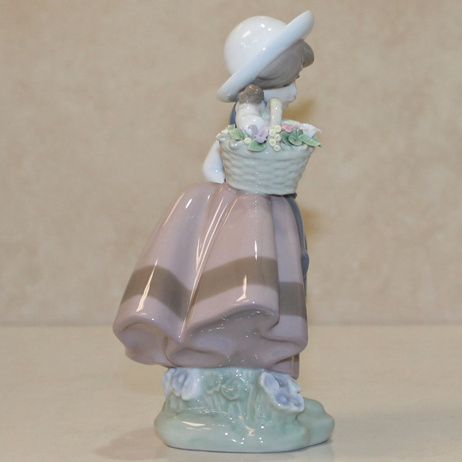 Lladro Figurine: 5221 Sweet Scent, NIB