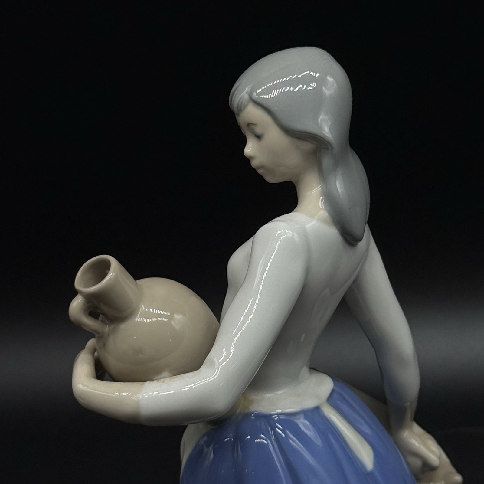 Lladro Rex Girl From the Fountain Handcrafted in Spain 10.5” Tall Nice