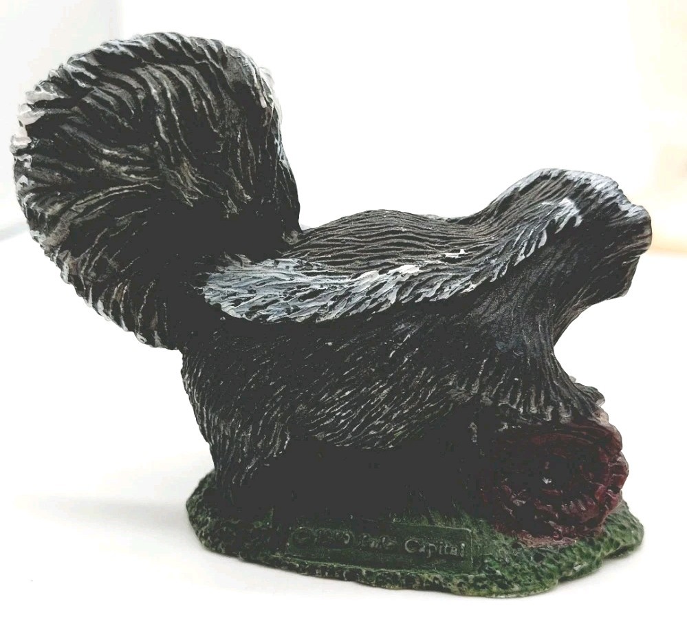 Skunk Figurine Parent And Baby Resin Jada Capital 2.5″