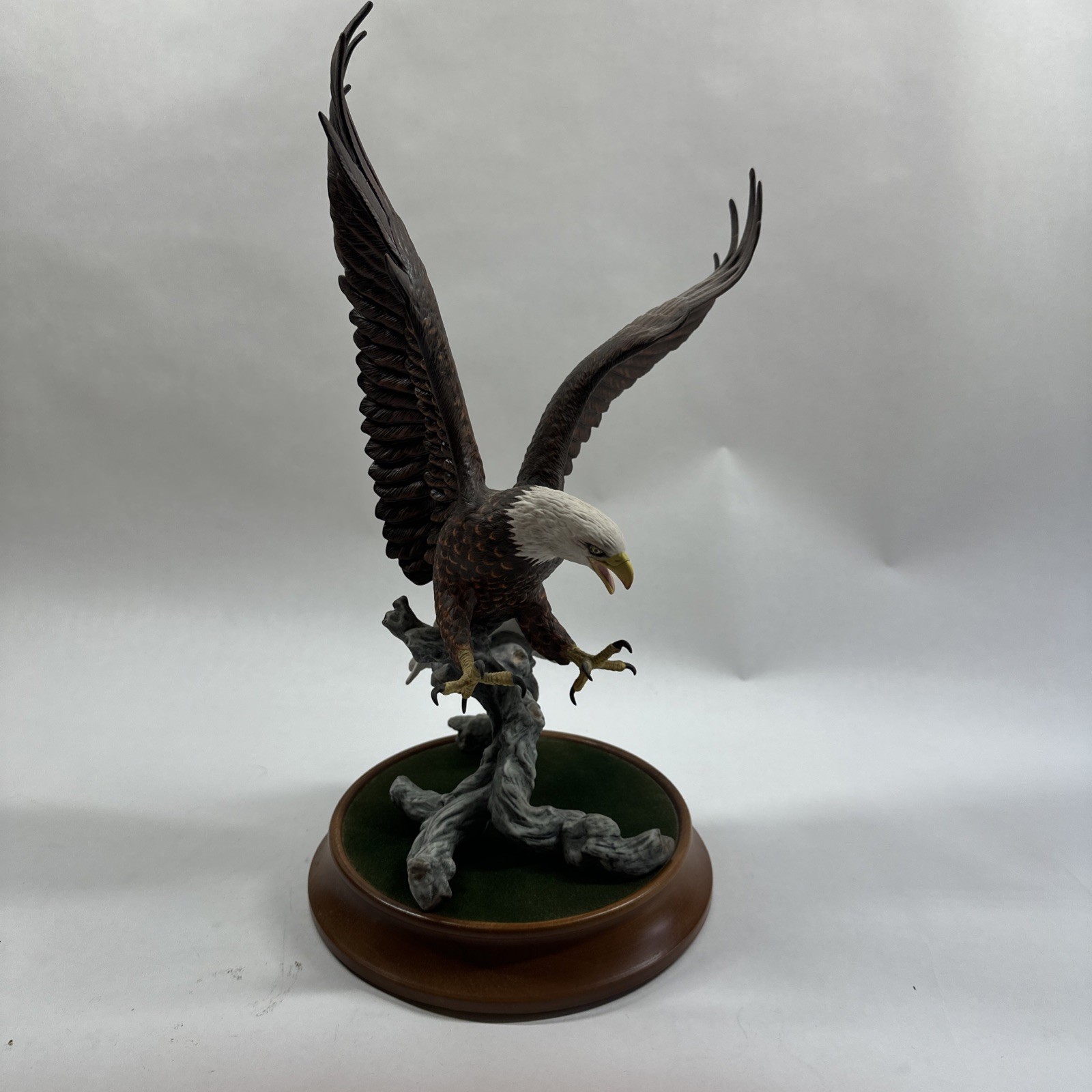 Franklin Mint American Majesty Bald Eagle Porcelain Figurine Van Ruyckevelt 1987