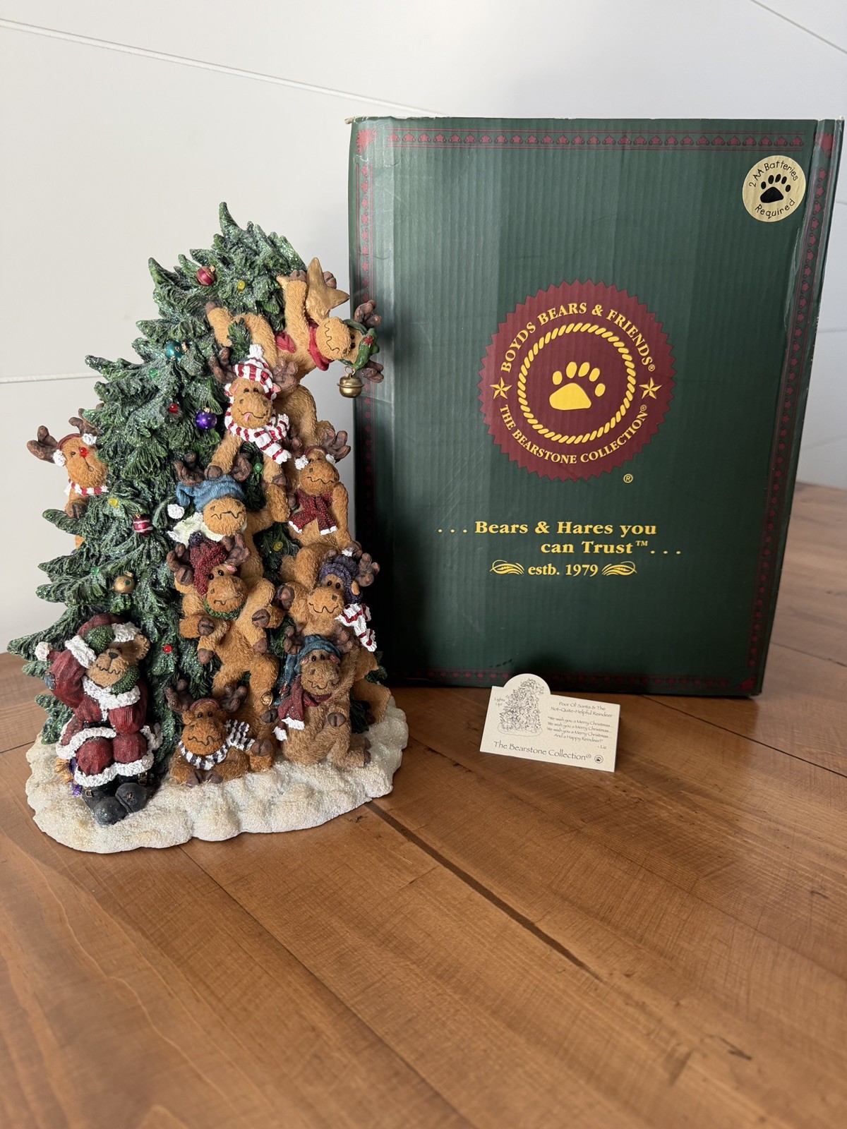 Boyds Bears Poor Ol’ Santa & The Not Quite Helpful Reindeer Lighted Tree w/box