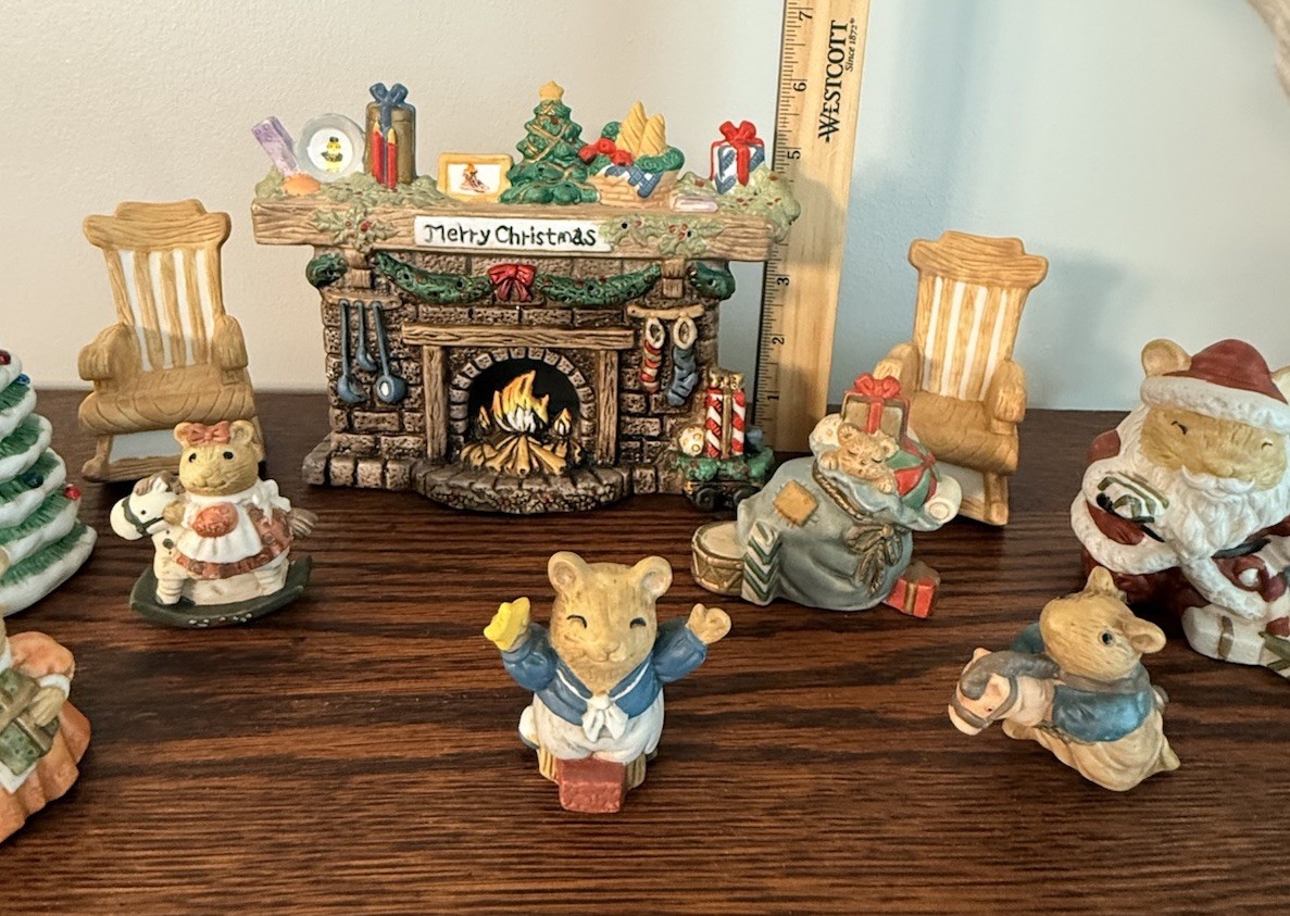 1995 Christmas Decorative Outfit – 11 Piece Light-Up Fireplace/Mouse Family Set