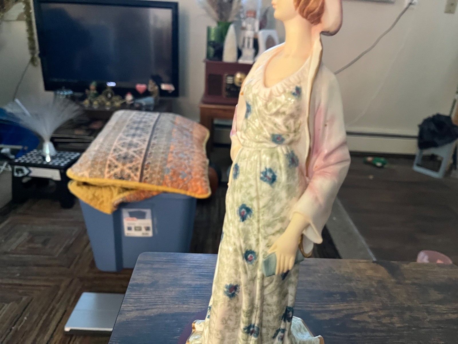 Elegant lady figurine.