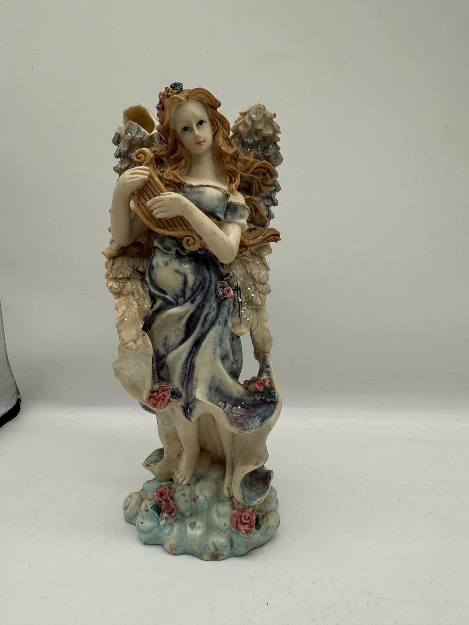 Angel statuette with a musical instrument in his hands