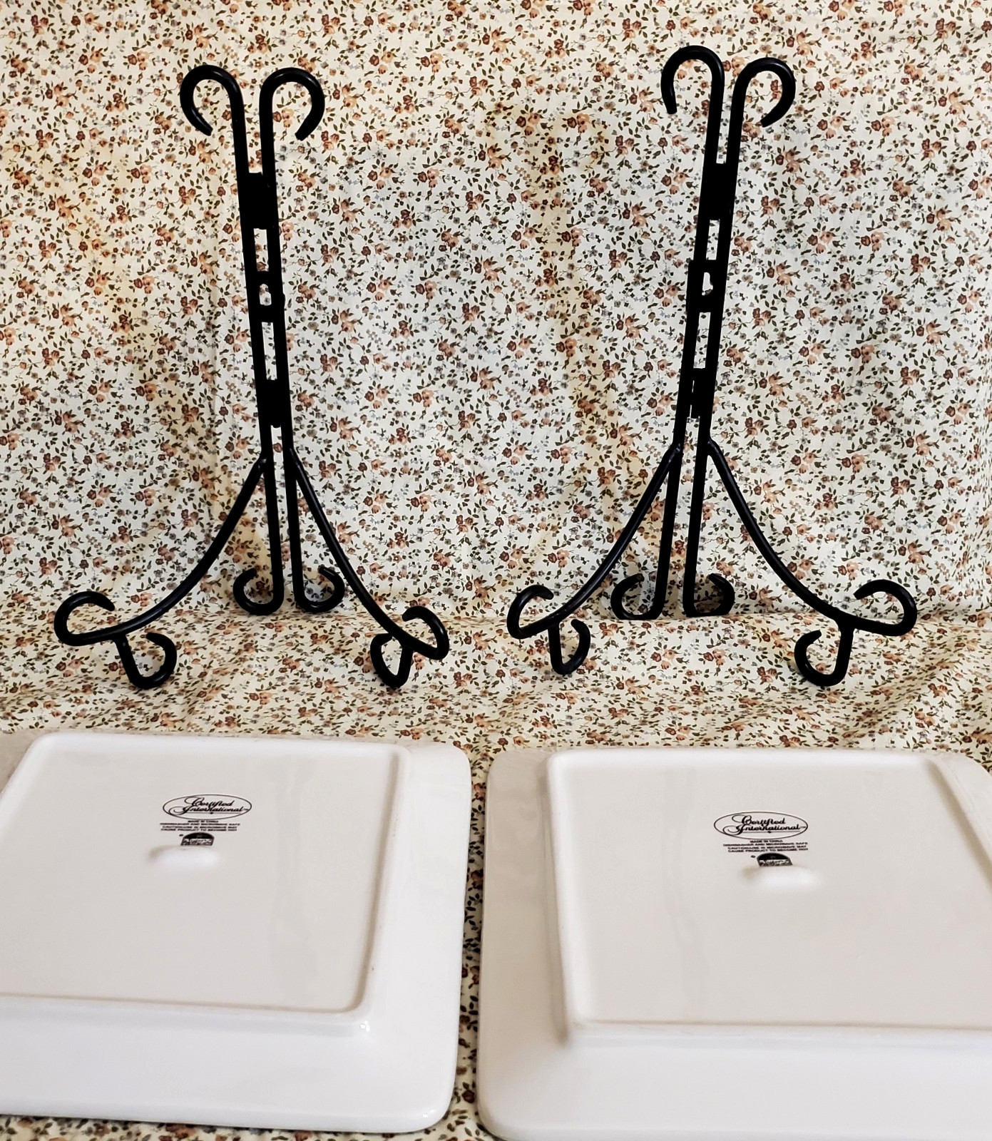 13″ Tall Home Accents Rooster Figurine & 2 Susan Winget 8″ Plates w/Metal Stands