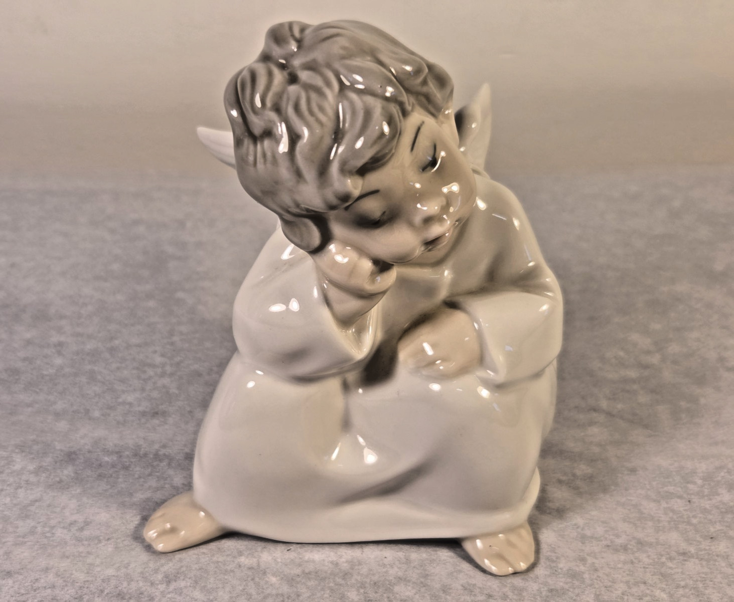 Lladro “Angel Thinking” Model #4539 Sitting Boy Cherub 4″ Porcelain Figurine