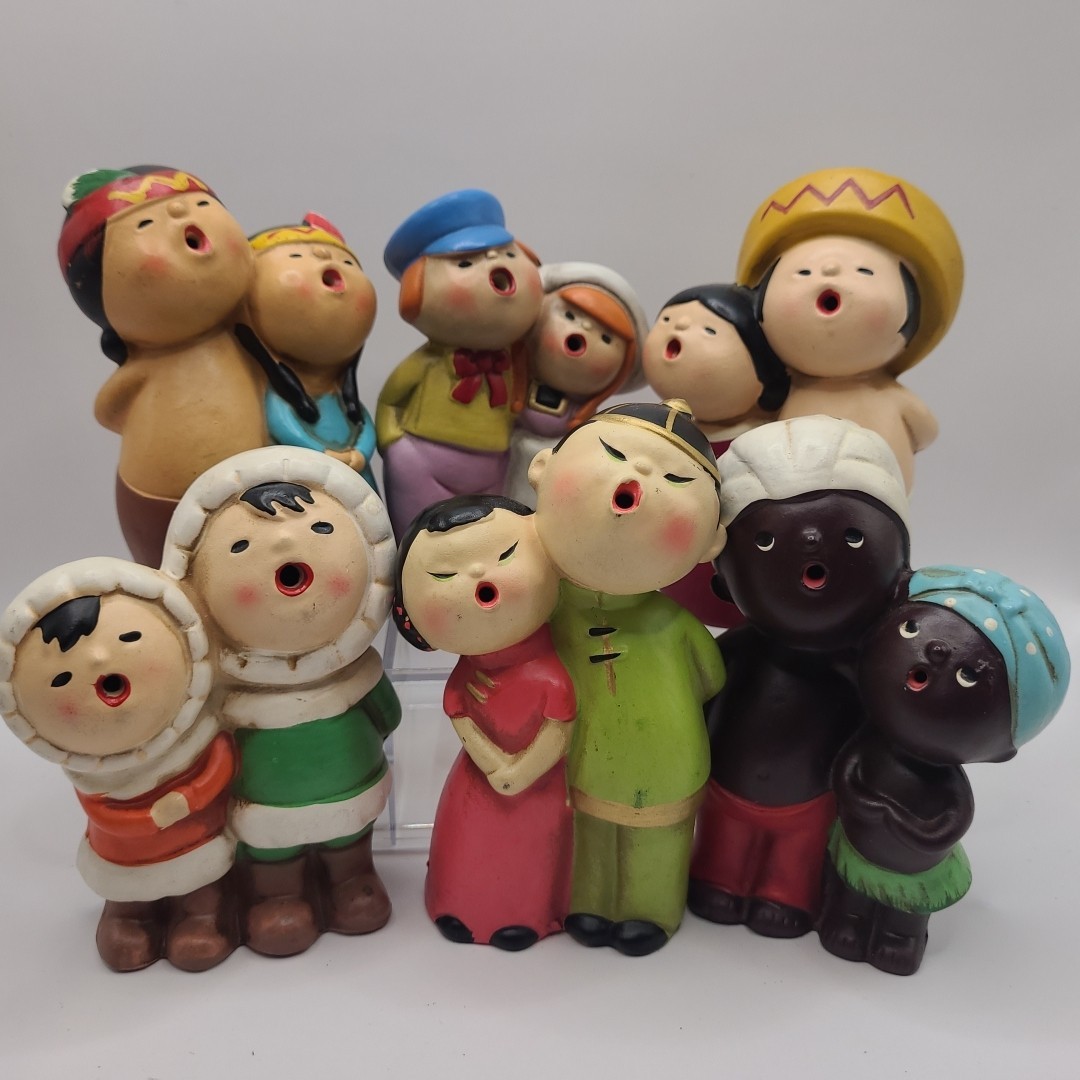 1964 NY World’s Fair Souvenir Hand Painted “It’a a Small World” Chalkware 4.5″