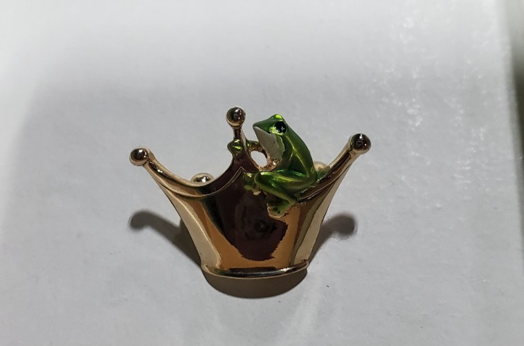 Hallmark Little Gallery Lapel Pin W Green Frog on a Gold Crown “Crown Prince”