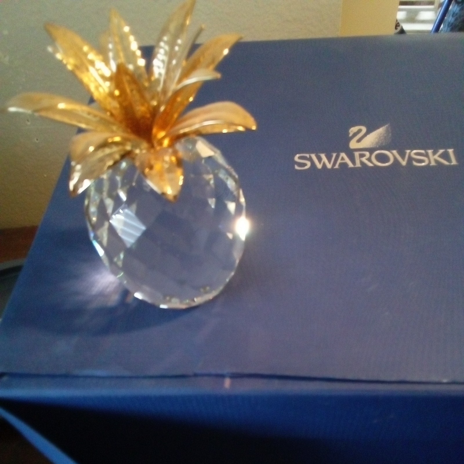 SWAROVSKI Figurine Pineapple Gold Hammered Leaf 010044