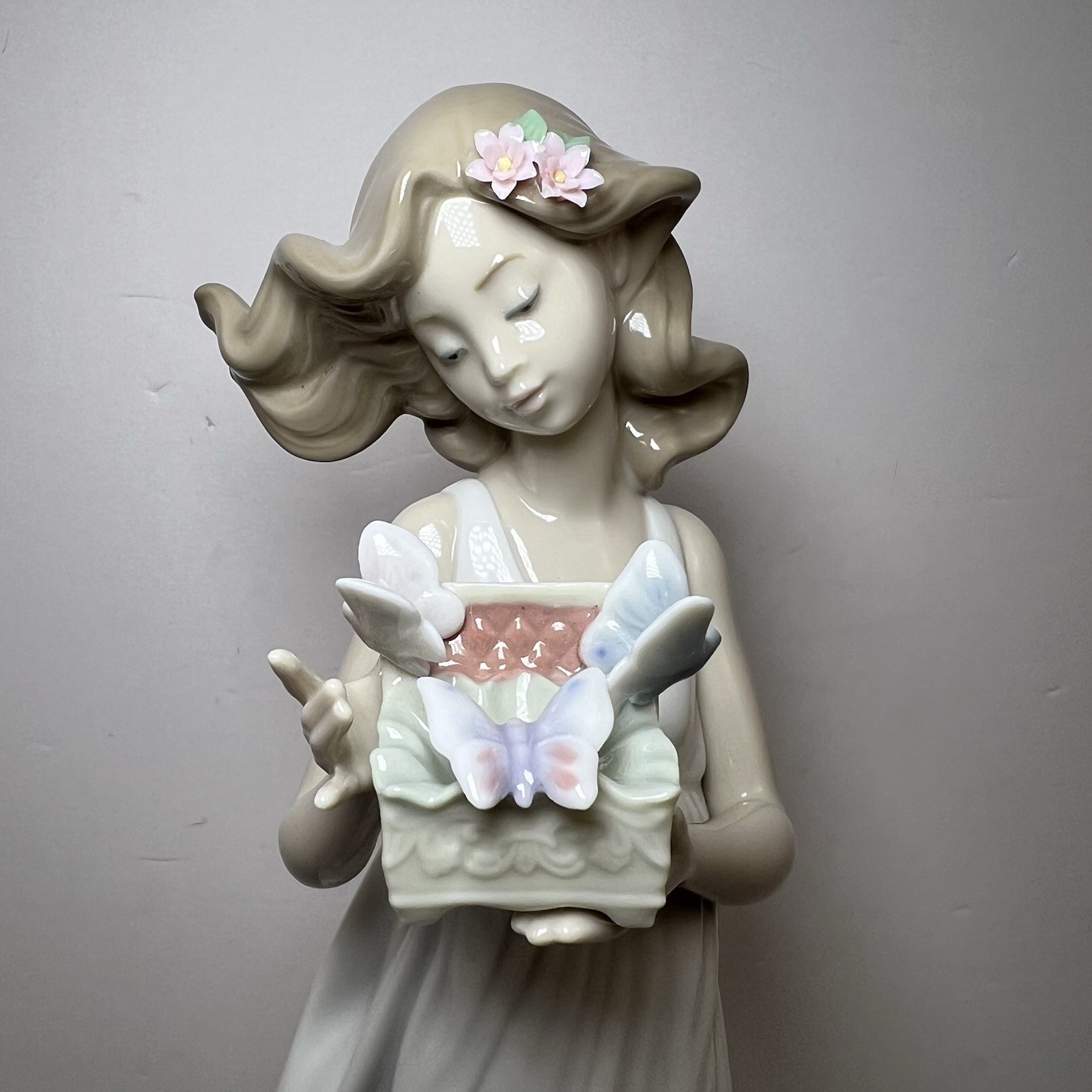 Lladro Porcelain Figurine Girl with Basket Butterfly Treasures 6777 No Chips