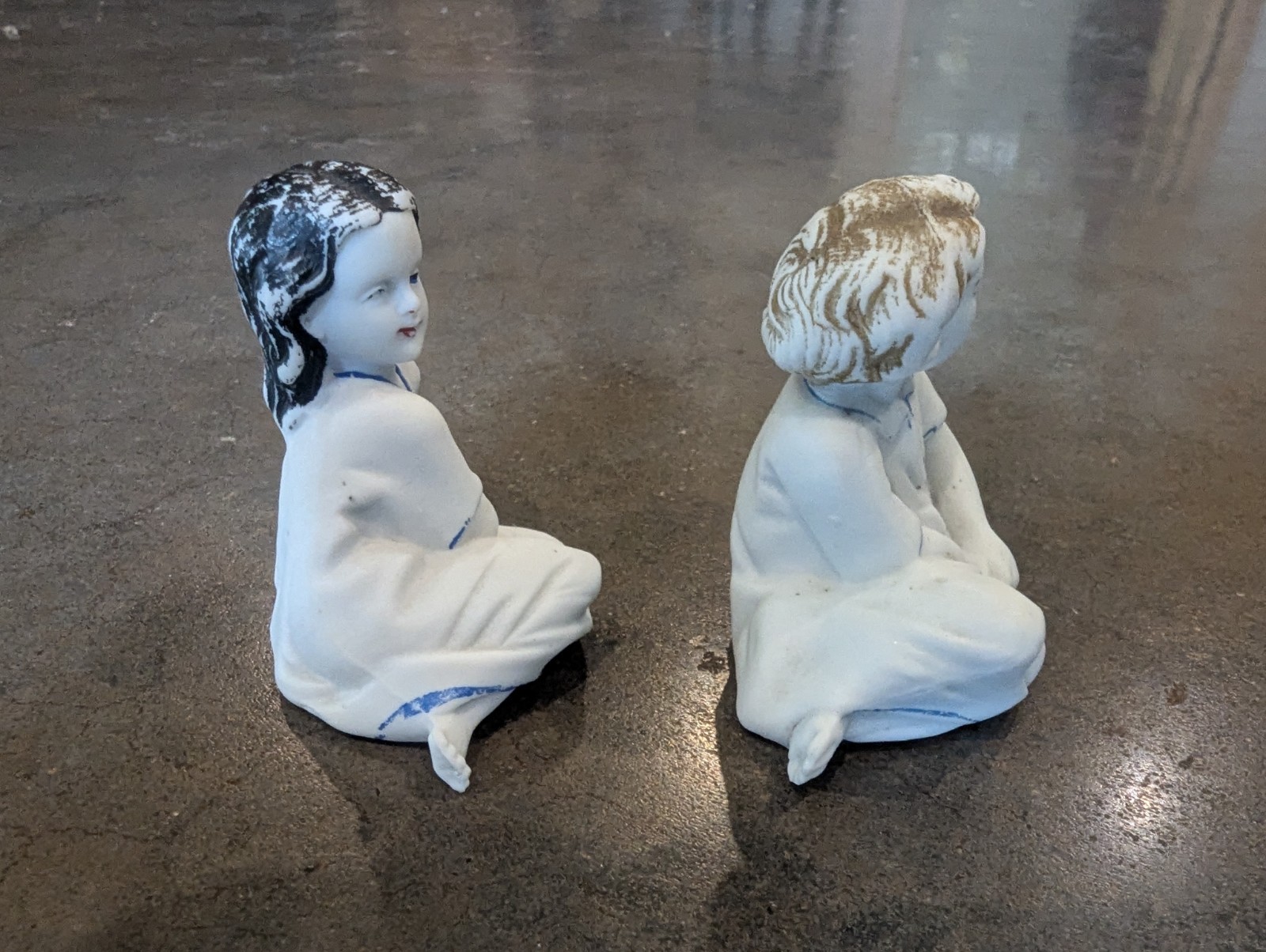Vintage 2″ Sitting Friends Sisters Porcelain Unmarked similar to Piano Babies