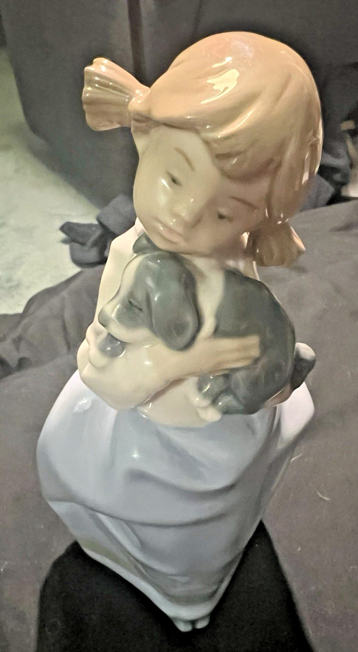 Liadro figurine Girl with Puppy, 1987 Retire