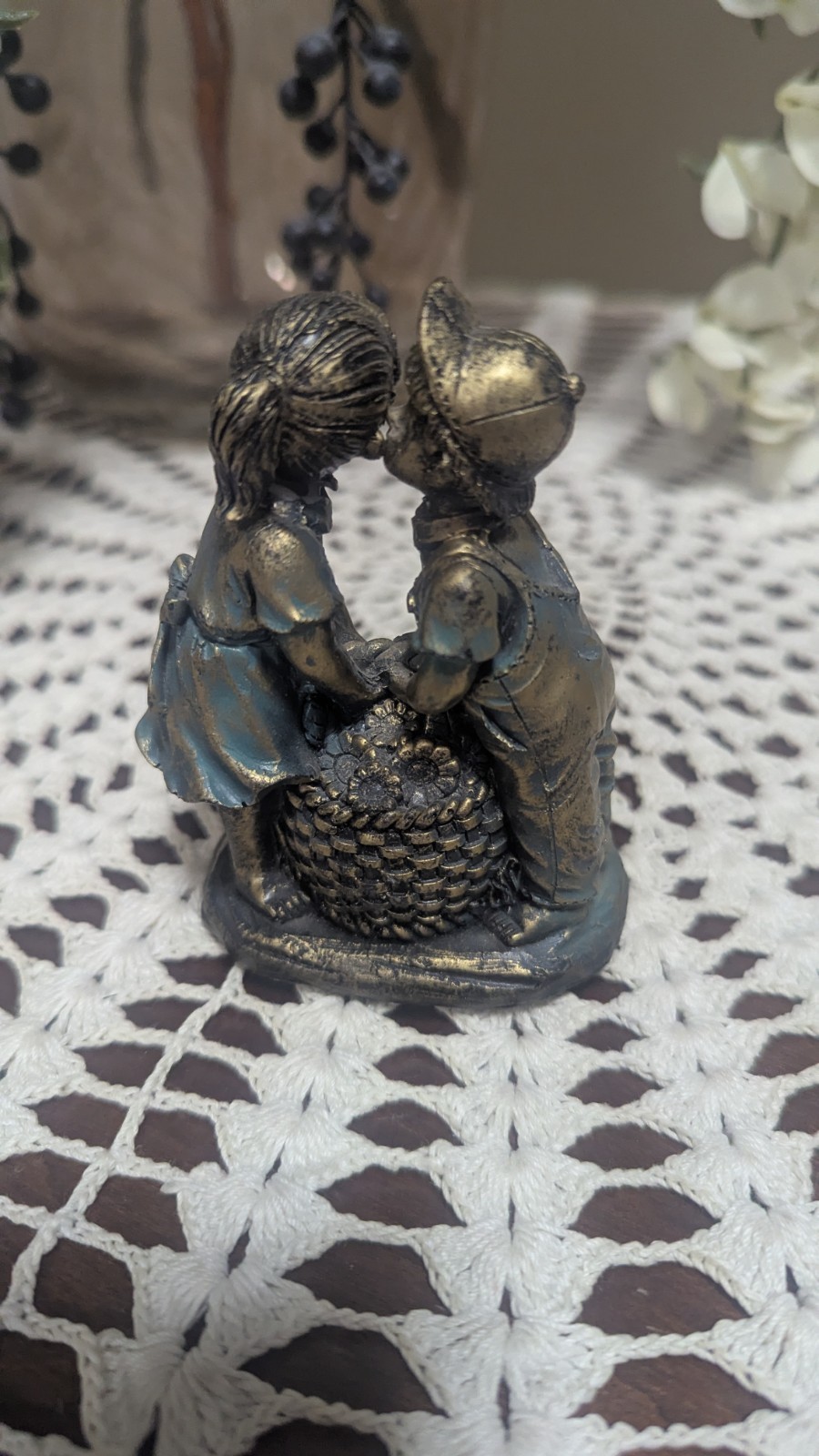 Antique Bronze Gold ResinCouple Figurine Romantic Sculpture for All Occasions