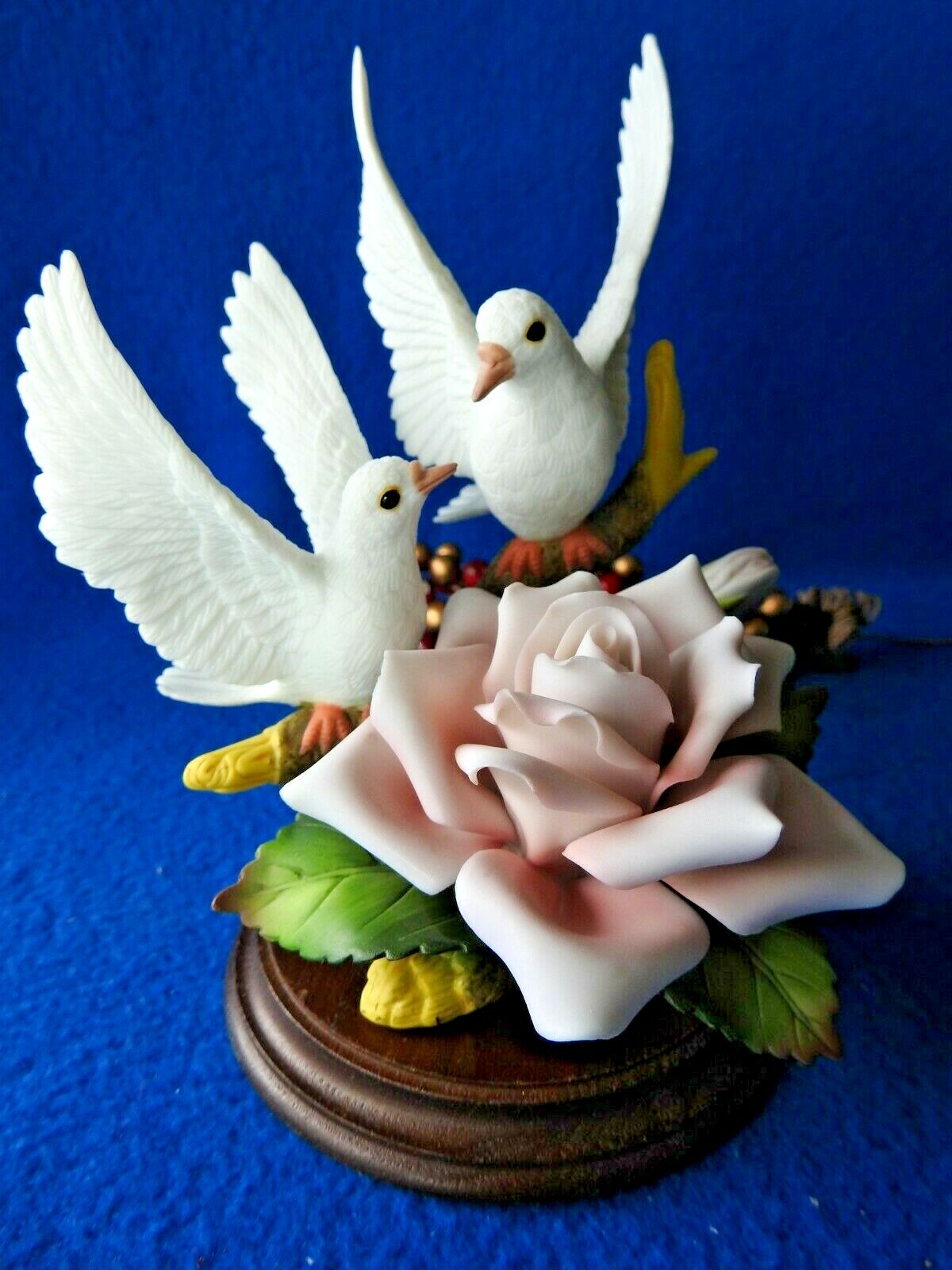 Heritage House Collectors Edition Forever in Love Figurine 6″ Tall 5″ Wide